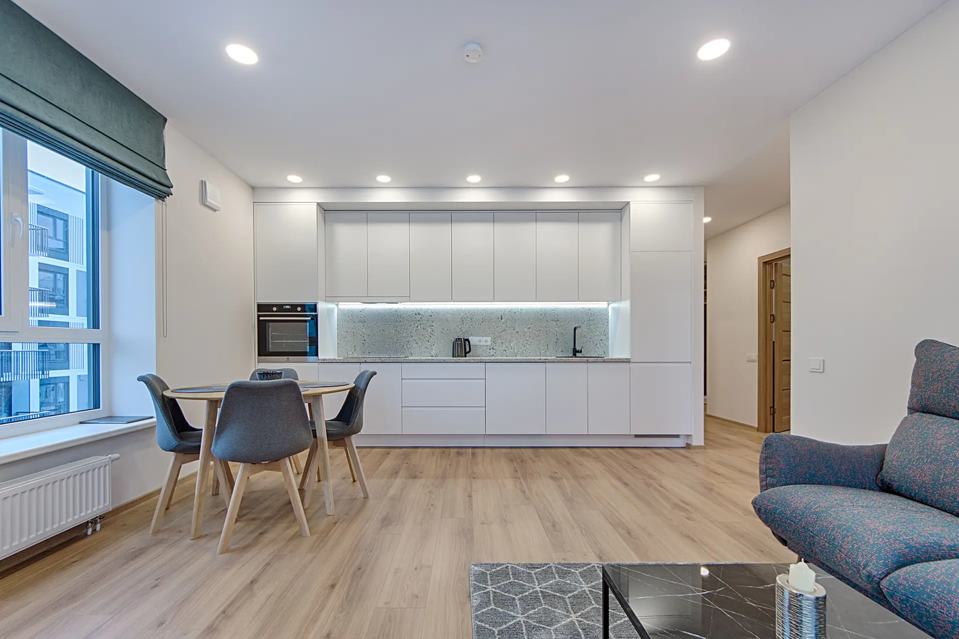 Moderni minimalistinen keittiö ja tyylikäs aamiaistaso