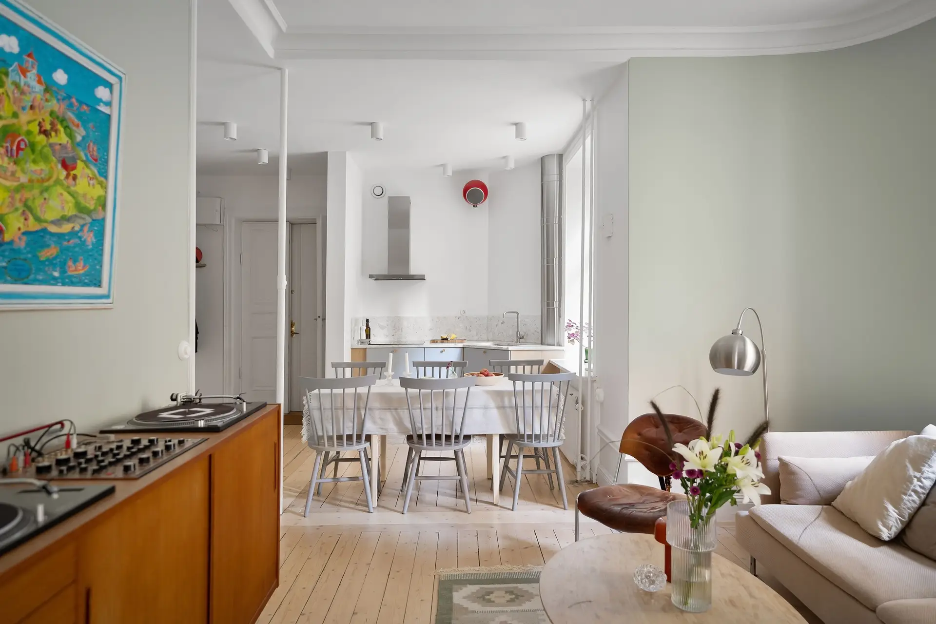 Valoisa skandinaavinen ruokailutila ja design-tuolit