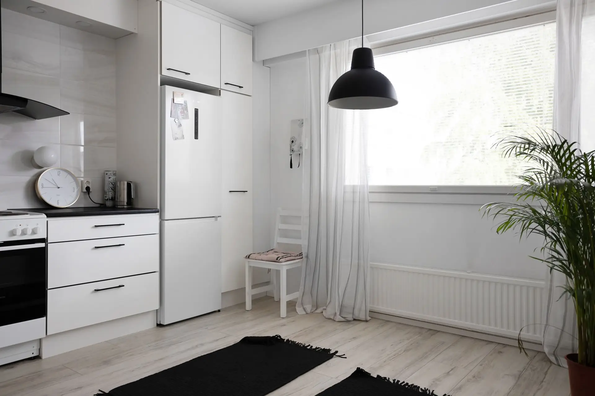 Selkeälinjainen minimalistinen keittiö ja integroitu valaistus