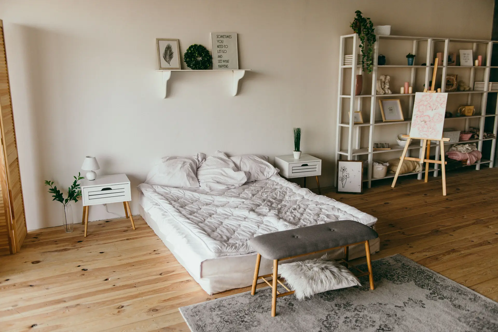 Minimalistinen makuuhuone matalalla sängyllä ja luonnonsävyillä