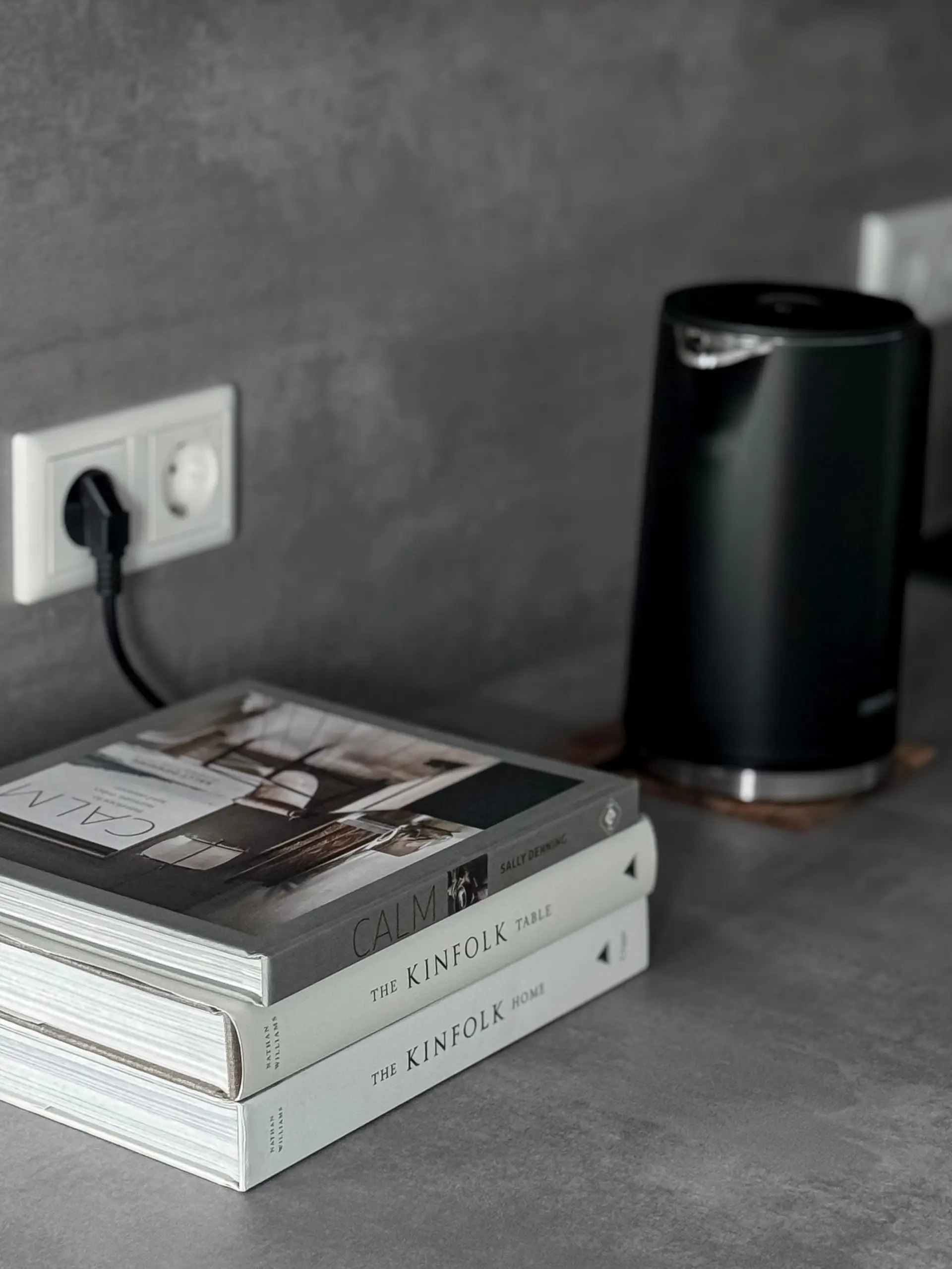 Moderni minimalistinen keittiö puuyksityiskohdilla