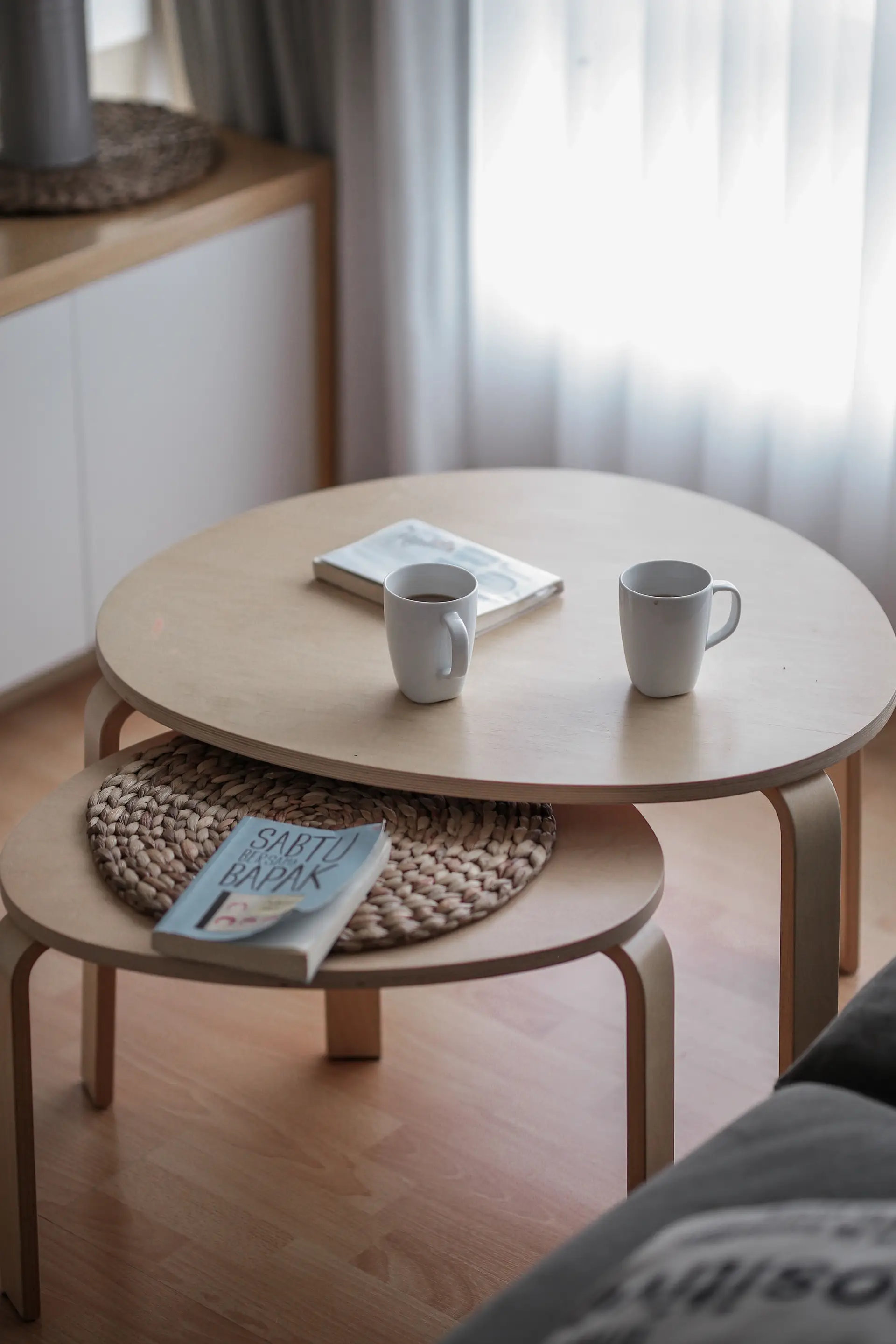 Puiset pyöreät sohvapöydät ja keraamiset astiat