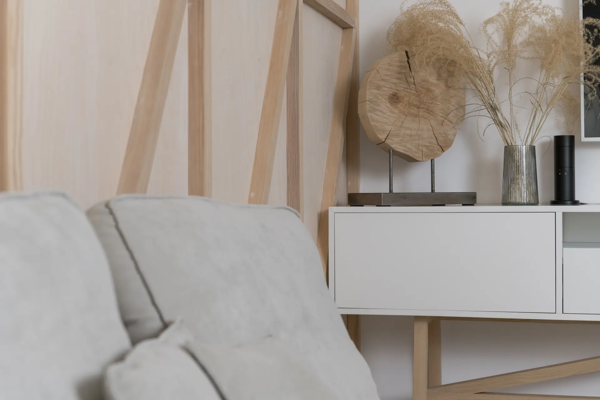 Materiaalinäytteitä, tekstiilejä ja pampasheinää minimalistisella tasolla